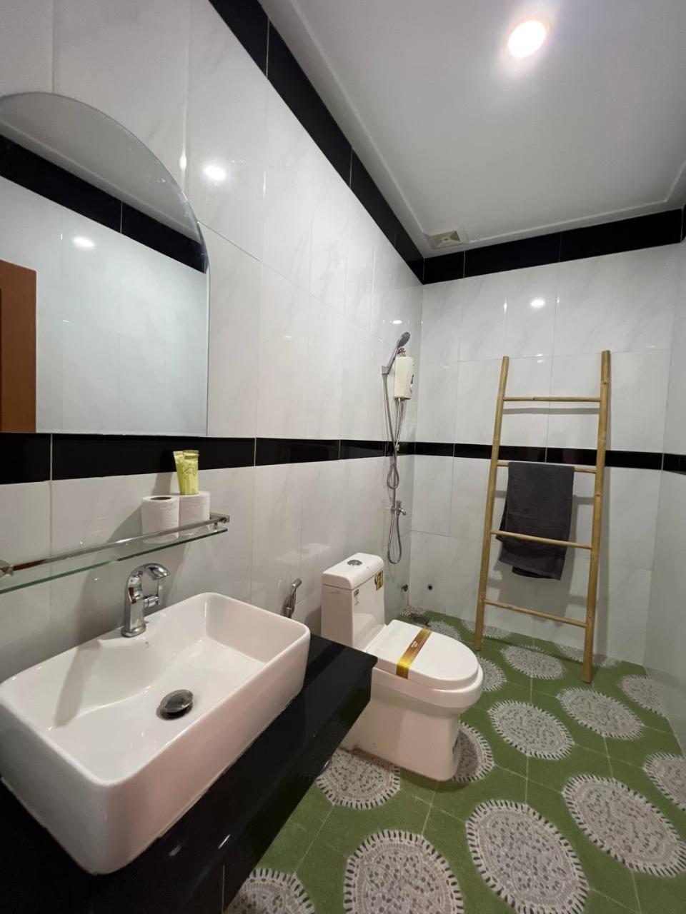 The Hub Kampot Hotel Exterior photo