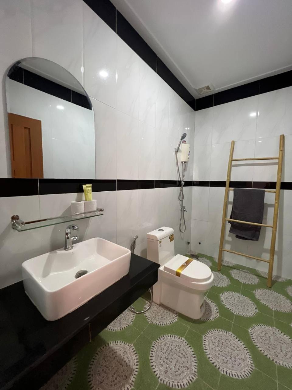 The Hub Kampot Hotel Exterior photo